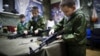 En la foto de archivo, alumnos de 10 años del Yunarmiya (el ejército de los jóvenes) de Rusia estudian rifles de asalto Kalashnikov durante un entrenamiento cerca de Ekaterimburgo, el 28 de octubre de 2016.