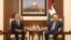 El presidente palestino Mahmoud Abbas (derecha) se reúne con el Secretario de Estado de EEUU, Antony Blinken, en la Cisjordania ocupada por Israel, jueves 30 de noviembre de 2023. Nasser Nasser/Pool vía REUTERS