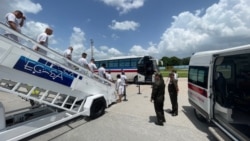 Noticias de Cuba | 01/27/2025 Un grupo de cubanos desciende del avión en el cuarto vuelo de deportación desde EEUU. Tomado de Twitter @USEmbCuba (Social Media)