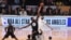 DeMarcus Cousins (R) del Equipo LeBron y Joel Embiid del Equipo Stephen