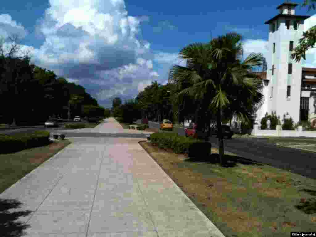 Marchan por esta avenida al finalizar la misa en la Iglesia Santa Rita 