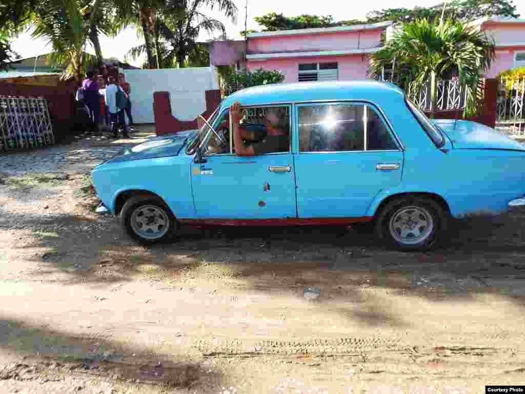 Funcionarios del Departamento Provincial de Planificación Física en Camagüey visitan la vivienda del pastor Bernardo de Quesada (I).