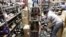 Un empleado limpia los destrozos en una tienda tras el sismo de 7.1 que sacudió este sábado el área de Fukushima, Japón. (Kyodo/vía REUTERS)