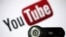 Webcam posicionada en frente del logo de Youtube