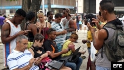 Cubanos en un punto Wi-Fi. Foto Archivo
