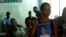 Maidi Charchabal sostiene la foto de su hijo Daniel Terrero, de 22 años, uno de los fallecidos en el accidente de avión ocurrido en La Habana, a la espera de la identificacion de los restos en medicina legal. (Foto: Enrique de la Osa)