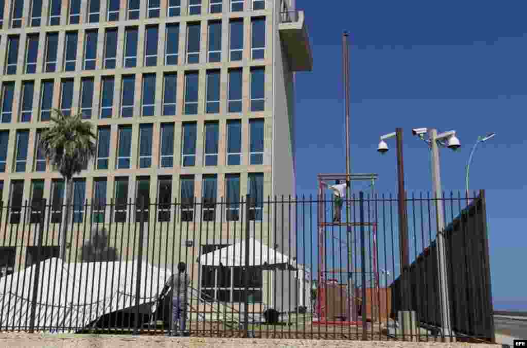 La Embajada de EEUU en La Habana se encuentra en la calle Calzada entre  L y M, en el barrio El Vedado.