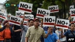 Manifestantes protestan contra el régimen de Nicolás Maduro en Caracas.