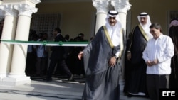 El príncipe de Arabia Saudí, Khaled Bin Saud Bin Khaled Al-Saud (i), el embajador de esa nación en Cuba, Saeed Hassan Aljomae (c) y el canciller cubano, Bruno Rodríguez Parrilla (d), recorren la nueva sede de la embajada saudí.
