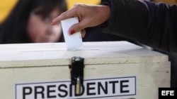 Una mujer vota en Santiago (Chile).