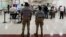Oficiales de la Armada de México hacen guardia junto a un puesto de control de seguridad en el Aeropuerto Internacional Benito Juárez, en la Ciudad de México, el viernes 30 de junio de 2023. (Foto AP/Fernando Llano, Archivo)