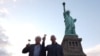 Los Bezos brindando por la libertad a los pies de la Estatua. tomado de @JeffBezos.