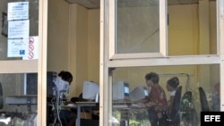 Varias personas consultan Internet en una "sala de navegación", perteneciente a la empresa estatal Correos de Cuba hoy, jueves 10 de febrero de 2011, en La Habana.
