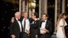 (De izq a der) Jim Swartz, David Fialkow, Dan Cogan y Bryan Fogel pronuncian discurso tras ganar Óscar al mejor documental por "Ícaro"