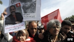 Basma Khalfaoui Bel Aid (2ª dcha), viuda del asesinado del líder opositor de izquierdas Chukri Bel Aid, participa en una manifestación convocada delante de la Asamblea Nacional Constituyente tunecina en Túnez (Túnez).
