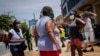 Cubanos en busca de productos básicos. (AP Photo/Ramón Espinosa).
