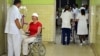 Una mujer es tratada en el hospital provincial de Guantánamo tras resultar herida en un accidente de tránsito. (Archivo)