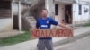 Yeris Curbelo, con cartel referido a campaña que lleva la Alianza Democrática Oriental.