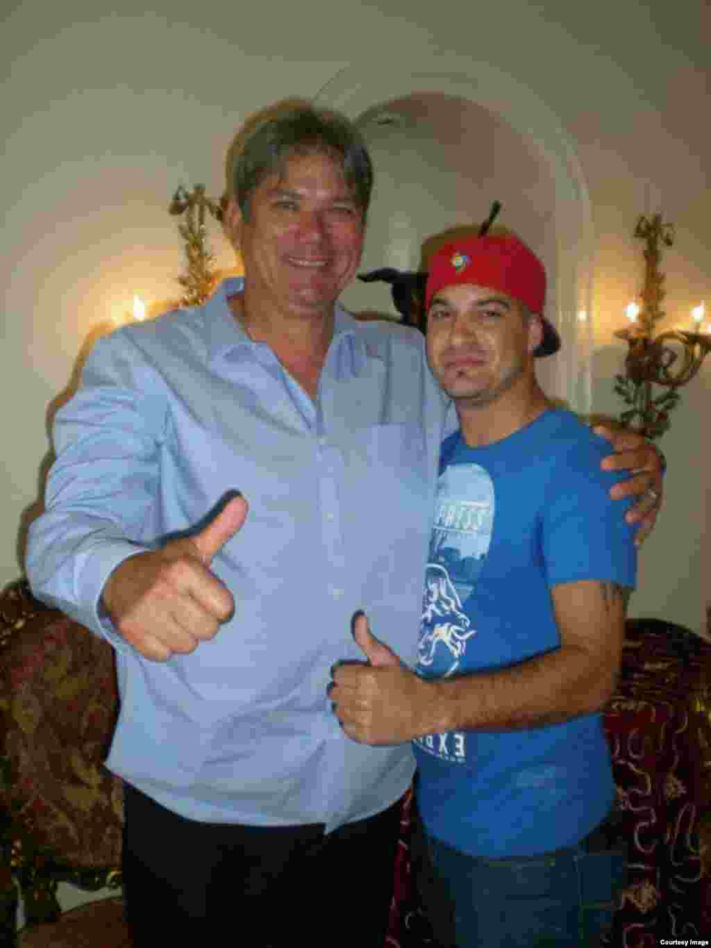 William Pérez con el estelar Rolando Arrojo. Cortesía de Glorias del béisbol cubano.