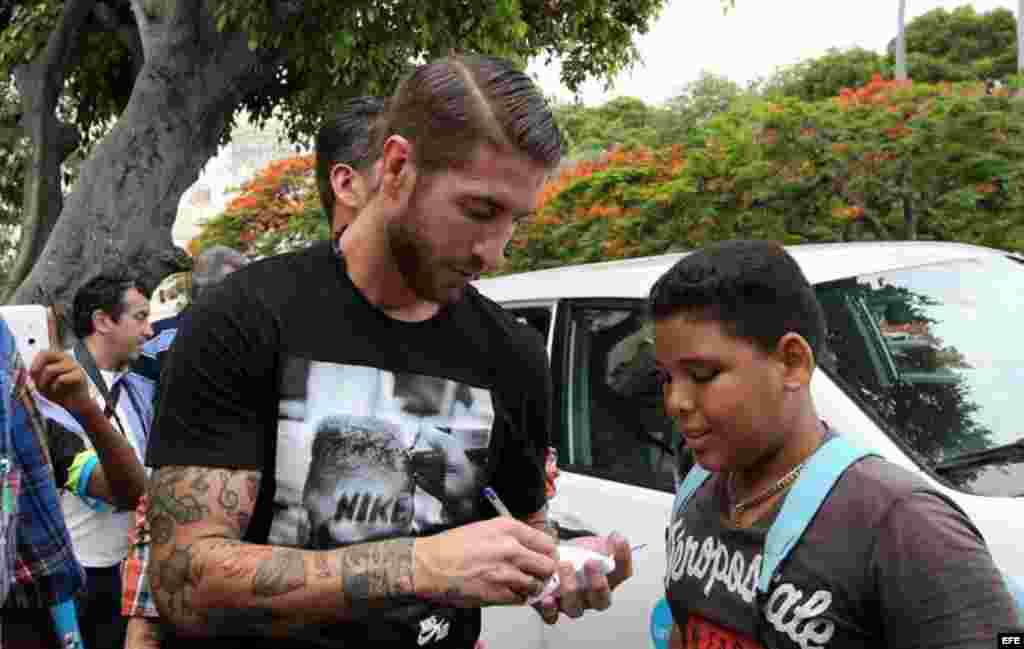 Este niño cubano jamás olvidará que el futbolista del Real Madrid Sergio Ramos le firmó un autógrafo. 