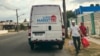 Empleados de una empresa estadounidense de envío de remesas de alimentos entregan bolsas de comida en un barrio de La Habana el 22 de mayo de 2024.