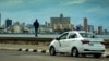 Una patrulla de la policía vigila el Malecón de La Habana. YAMIL LAGE / AFP
