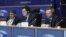 Niober García Fournier (izq.) en el Parlamento Europeo. Tomado de cubalog.eu