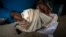 Un vendedor sostiene un fajo de pesos cubanos en un mercado de La Habana. (Ramón Espinosa/AP)