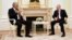 El presidente ruso Vladimir Putin, a la derecha, conversa con Miguel Díaz-Canel, en el Kremlin en Moscú, el 22 de noviembre de 2022. (Mikhail Klimentyev, Sputnik, Kremlin Pool Photo vía AP)