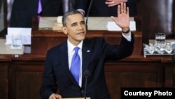 El presidente de EEUU Barack Obama, saluda a los asistentes antes de pronunciar el discurso del Estado de la Unión.