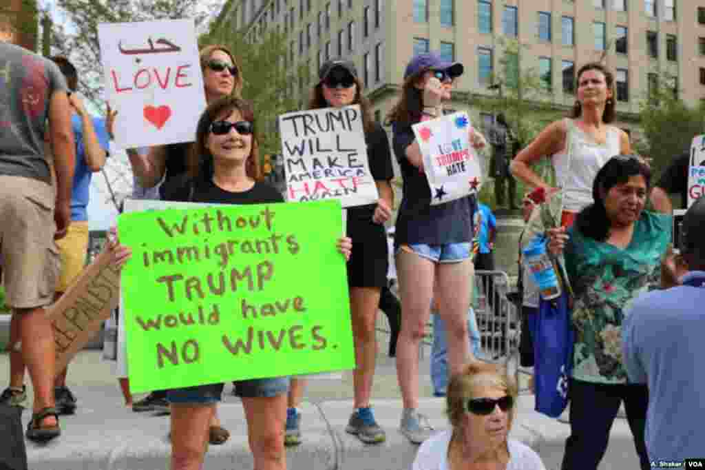 "Sin inmigrantes Trump no tendría esposas", reza el cartel de una manifestante en Cleveland, Ohio, durante la Convención