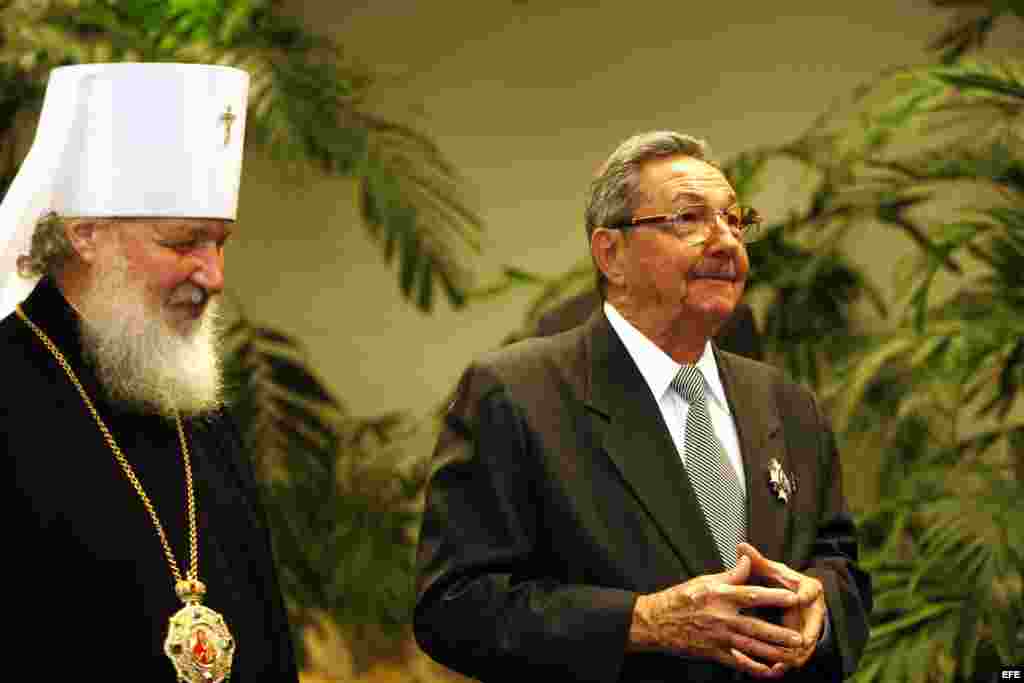 2008 - Kirill Gundjaev (i), miembro permanente del Santo Sínodo de la Iglesia Ortodoxa Rusa y jefe del departamento de Patriarcado de Moscú para Relaciones Externas de la Iglesia con Raúl Castro. 