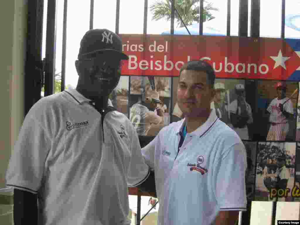 William Pérez Villalba al lado del ex pelotero Agustín Marquetti. Cortesía de Glorias del béisbol cubano.