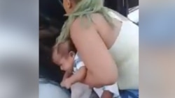 Policía intenta desalojar a una madre con su bebé de tres meses en brazos Policía intenta desalojar a una madre con su bebé de tres meses en brazos