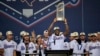 Aroldis Chapman (45), lanzador de relevo de los Rangers de Texas, levanta el trofeo de la Serie Mundial en Globe Life Field. Jerome Miron-USA TODAY Deportes