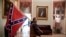 Un simpatizante del presidente Donald Trump porta una bandera confederada en el segundo piso del Capitolio, el 6 de enero de 2021. (Mike Theiler/Reuters).