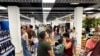 Cubanos compran en el nuevo supermercado en dólares 3ra y 70, en La Habana. (Yamil Lage/AFP)