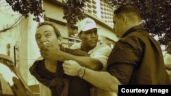El periodista independiente Lázaro Yuri Valle fue sometido por las autoridades en plena vía pública.