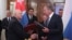 Ricardo Cabrisas firma acuerdo con el canciller ruso Serguei Lavrov, en Moscú.