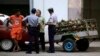 La policía registra el cargamento de un vendedor de piñas / Foto: Desmond Boylan (Reuters)