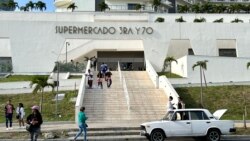 Noticias de Cuba en 5 minutos | 02/03/2025 La política de la tienda de sólo dólares es una contradicción para la mayoría de los cubanos, cuyos salarios se pagan en moneda nacional. AFP