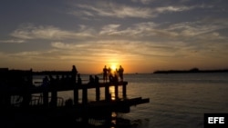 Un grupo de personas observa el atardecer en Key West, Florida (EEUU).