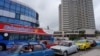 Vehículos haciendo cola para llenar sus tanques de gasolina en La Habana, Cuba, 11 de diciembre de 2023. REUTERS/Alexandre Meneghini.