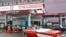 Un auto llega a una gasolinera el sábado 1 de abril del 2017, en La Habana (Cuba).