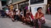 Un grupo de personas espera en una cola para comprar alimentos en una tienda de La Habana Vieja, en la capital cubana, el 3 de octubre de 2022. (REUTERS/Alexandre Meneghini)