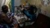 La jubilada Olga Lidia Lahera chequea su celular en su casa en La Habana, el 13 de junio de 2022.