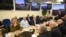 TOPSHOT - Esta fotografía cortesía de la Oficina del Primer Ministro israelí tomada el 14 de abril de 2024 muestra al Primer Ministro de Israel, Benjamin Netanyahu (C), durante una reunión del Gabinete de Guerra en Kirya, en Tel Aviv.