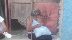 Cubanos lamentan la situación de jubilados y pensionados, en medio de la crisis económica que vive el país.
 Cubanos lamentan la situación de jubilados y pensionados, en medio de la crisis económica que vive el país.