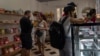 Las pequeñas bodegas privadas en Cuba han sido nombradas popularmente como mipymes. (AP/Ramón Espinosa).