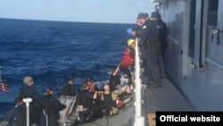 Imagen de una operación de la Guardia Costera de EEUU rescatando a balseros cubanos.